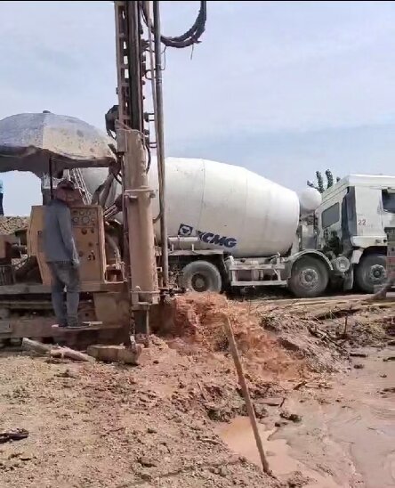 东西湖区岩石井施工